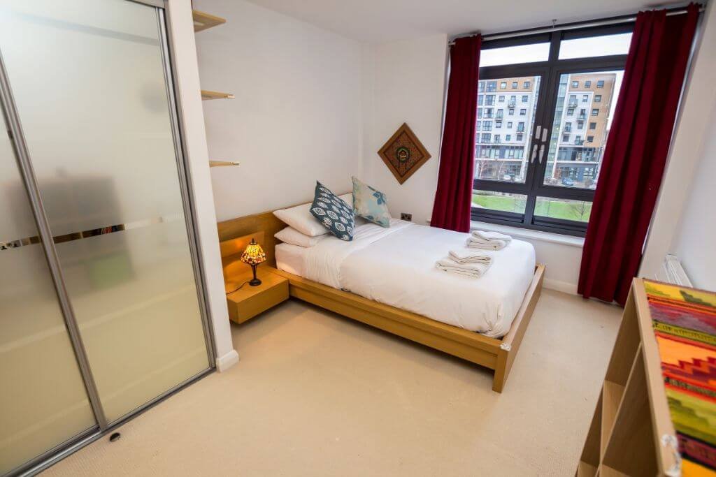 London Acton Authentic 2BDR Apartment